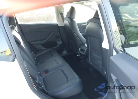 2025 Tesla Model Y Long Range Dual Motor All-Wheel Drive z USA, uszkodzony, nr VIN 7SAYGDEE4SF246762